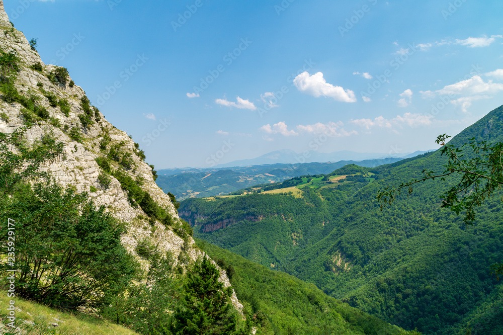 Panorama dal sentiero nella valle dell'Ambro