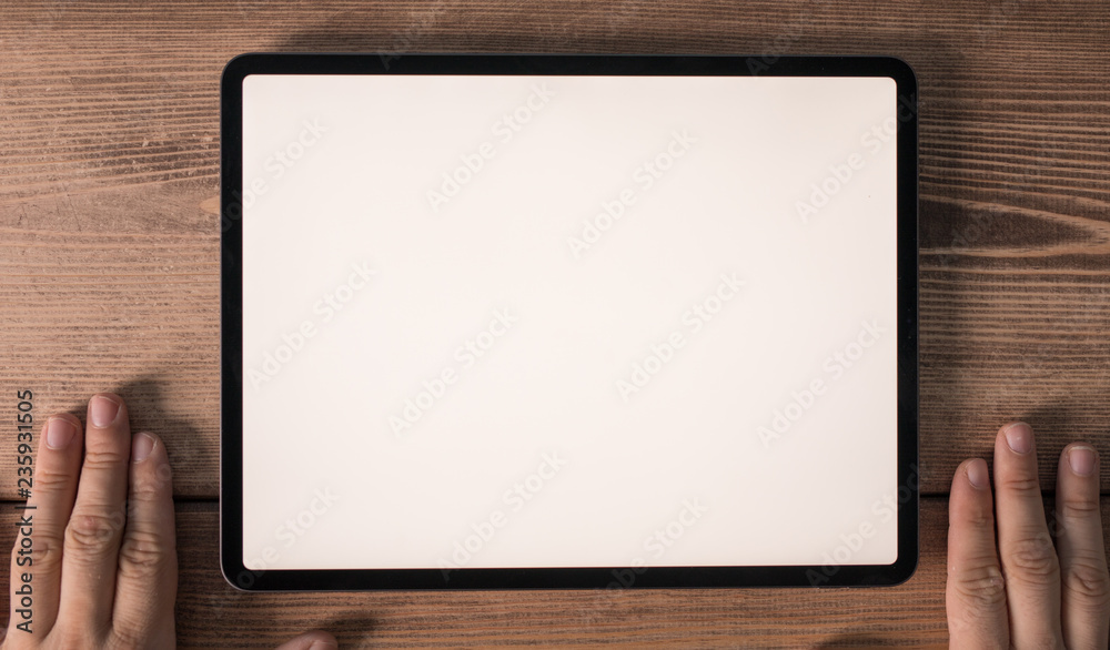 tablet pc auf holz tisch tablet pc auf holz tisch