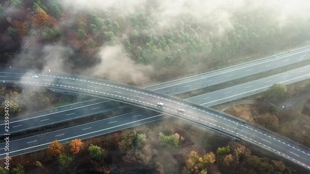 Autobahn von oben (Luftaufnahme mit Drohne)