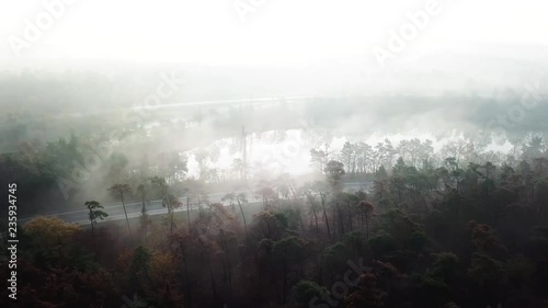 Straße bei Nebel (mit Drohne)