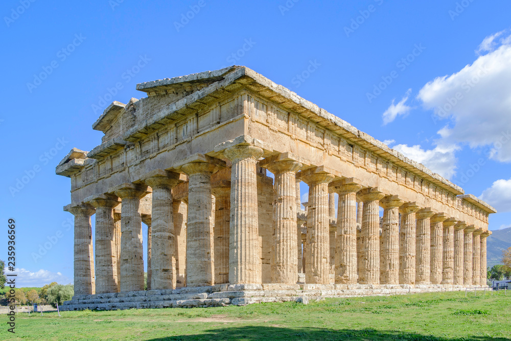 Obraz premium Scenic view of ruins of ancient greek temple in ancient touristic town Paestum in Italy