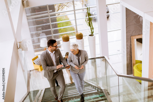 Businessmen and businesswom...
