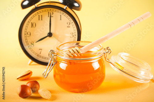мюсли и мёд в бочке свежий урожай и орехи разные стоят на столе 
