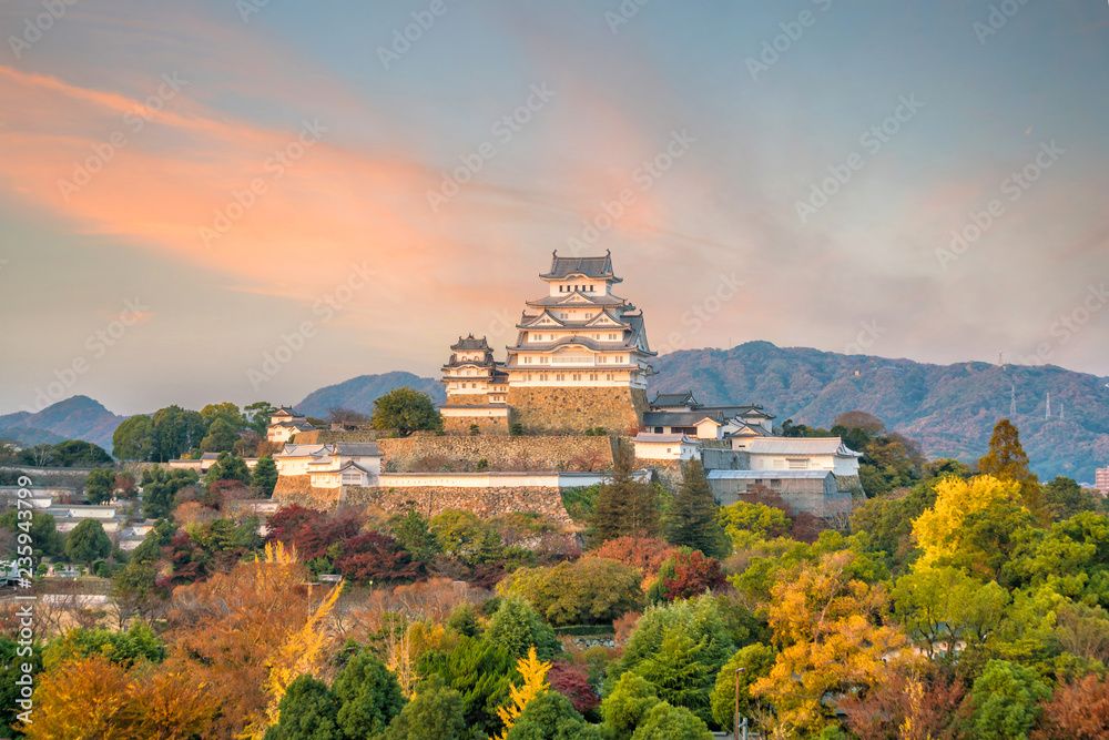 Fototapeta premium Zamek Himeji jesienią o zachodzie słońca