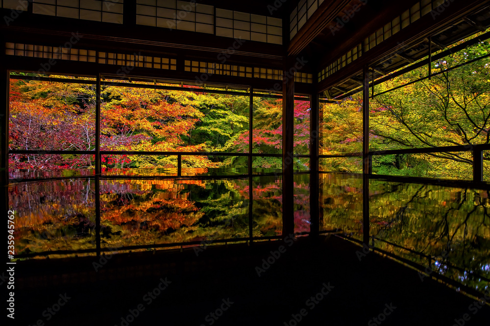 Naklejka premium Kolorowy jesień Japoński ogród świątyni Rurikoin w Kioto