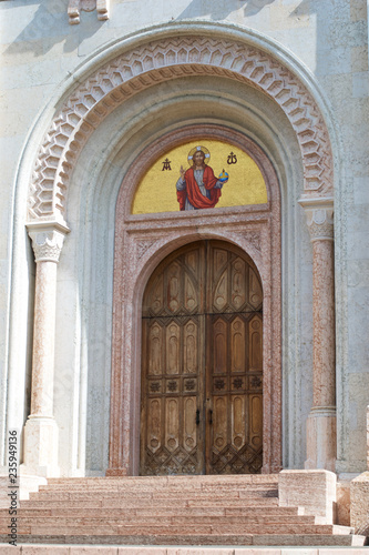 Antico portone di una chiesa con mosaico