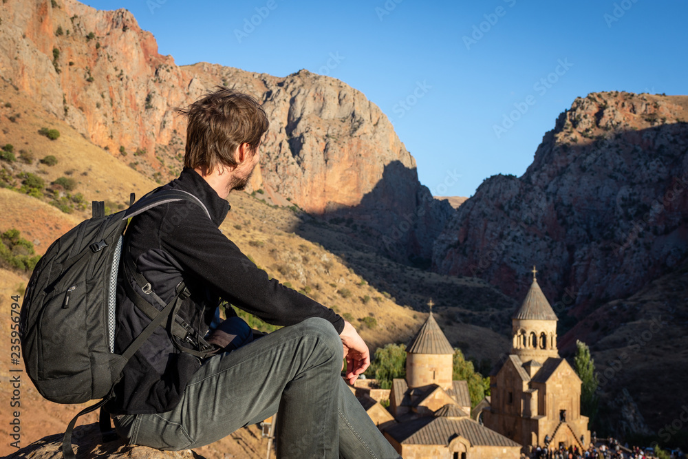 Touriste devant le monastère de Noravank, Arménie Touriste devant le monastère de Noravank, Arménie