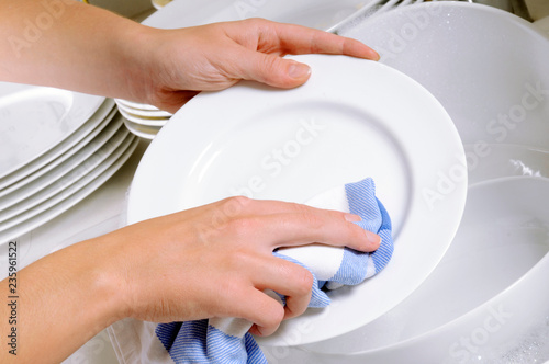 DRYING WHITE DISHES