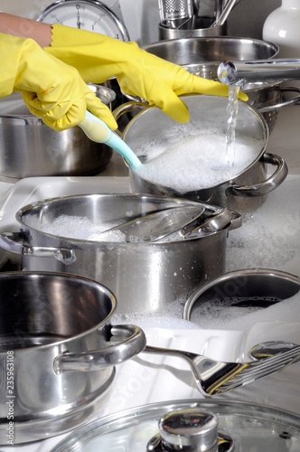 Cuadro en lienzo WASHING POTS AND PANS WEARING RUBBER GLOVES