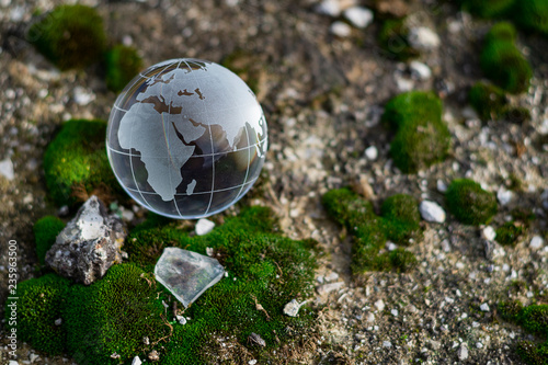 La terra è fragile come una sfera di cristallo photo