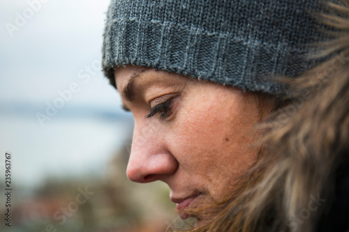 Portret kobiety w czapce zimowej.