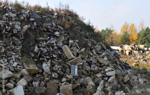 Fotografía Construction waste, reinforced concrete blocks and rusty fittings