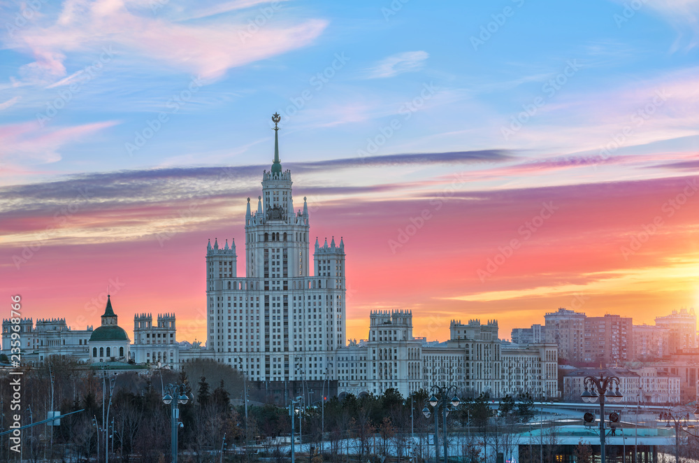 Алый рассвет над высоткой на Котельнической The scarlet clouds over a high-rise on Kotelnicheskaya