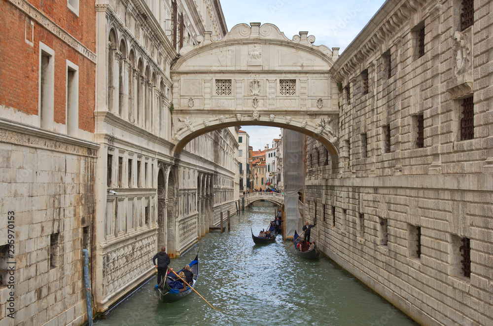 Die Seufzerbrücke in Venedig in der Nebensaison ohne Touristen 