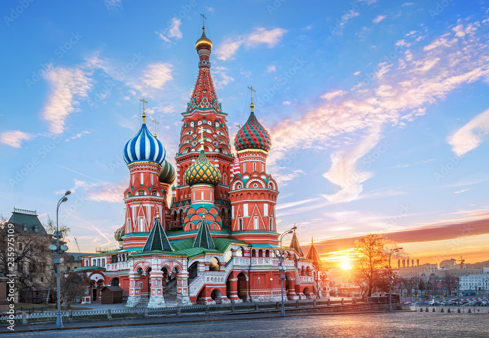 Собор Василия Блаженного и солнце St. Basil's Cathedral and the low sun