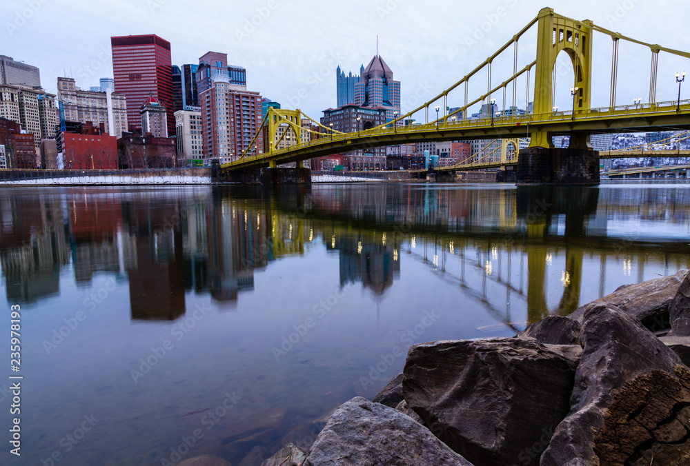 Obraz premium Cloudy Day in Downtown Pittsburgh