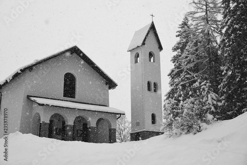 chiesa neve inverno photo