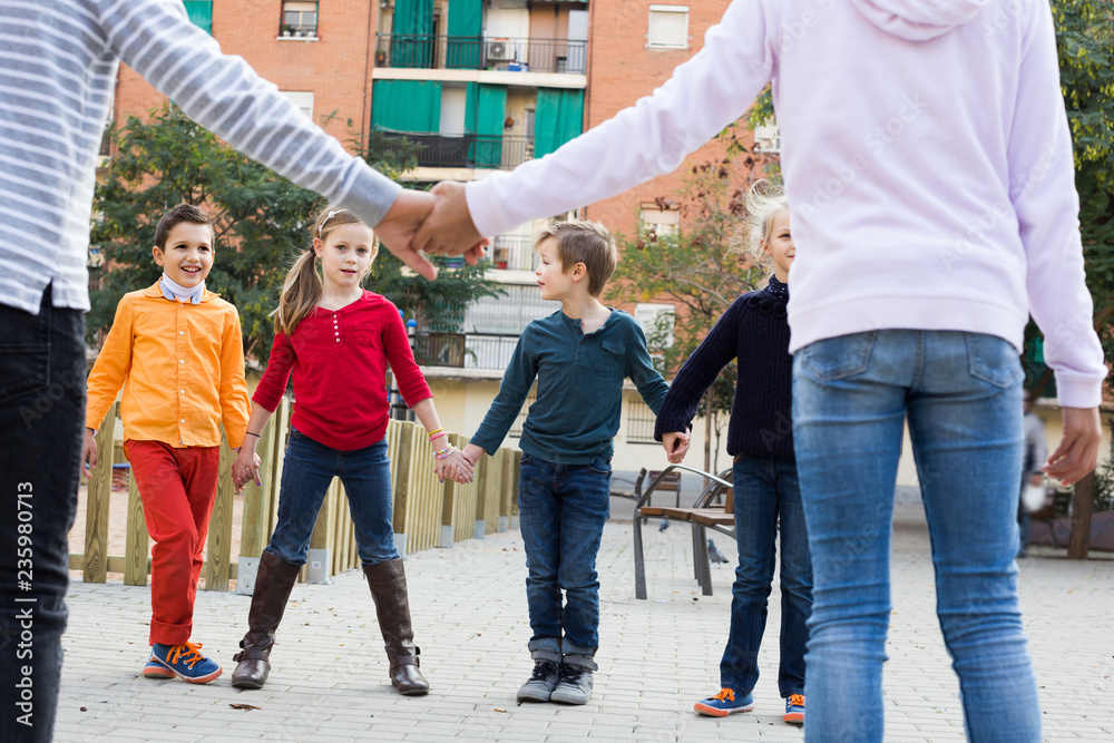 Obraz premium Group of cheerful children playing red rover