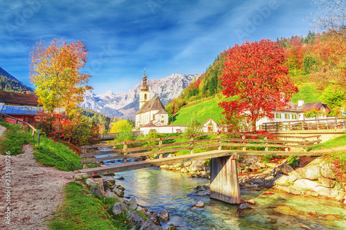 Fotografia Captivating autumn scenery of Alpine river Ramsauer Ache, mountains Alps, Great view on Parish Church of St