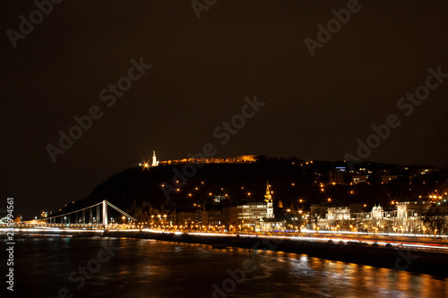  der beleuchtete Burgpalast auf dem Burgberg in Budapest , der Hauptstadt von Ungarn, Osteuropa © Stephan Walochnik