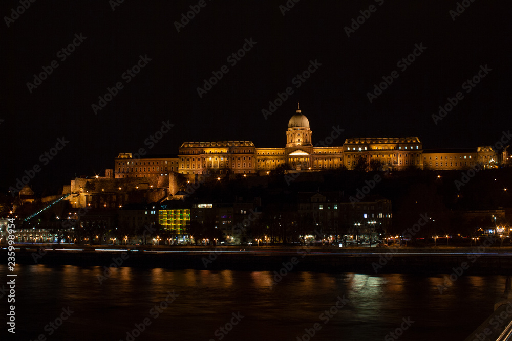  der beleuchtete Burgpalast auf dem Burgberg in Budapest , der Hauptstadt von Ungarn, Osteuropa
