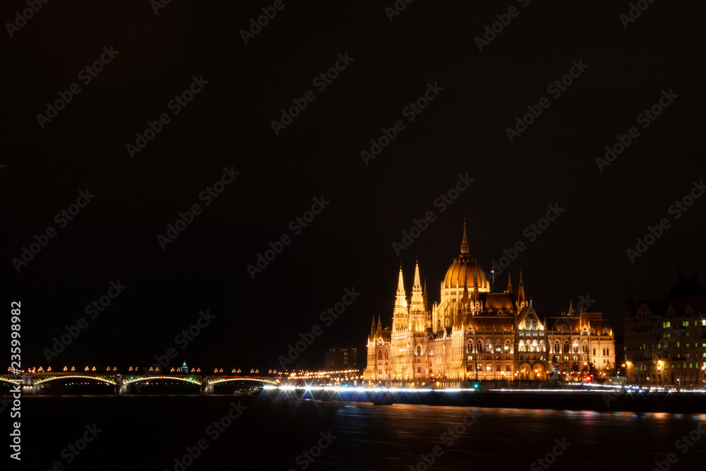  das prächtige und monumentale Parlamentsgebäude in Budapest, der Hauptstadt von Ungarn, direkt neben der Donau und einer Brücke