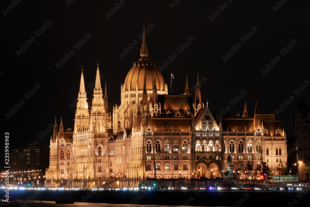 Fototapeta premium Das Parlament bei Nacht - Parlamentsgebäude in Budapest, Ungarn