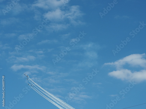 青空と飛行機雲/飛行機雲の軌跡