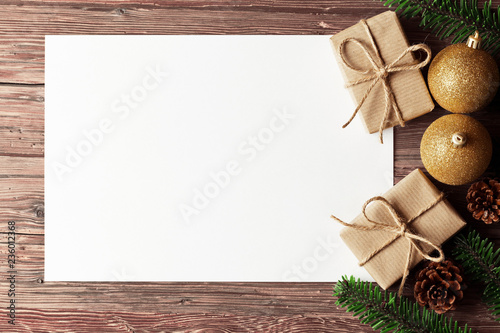 Quadro su tela Weihnachten Hintergrund mit Geschenke Weihnachtskugeln gold und Papier leer