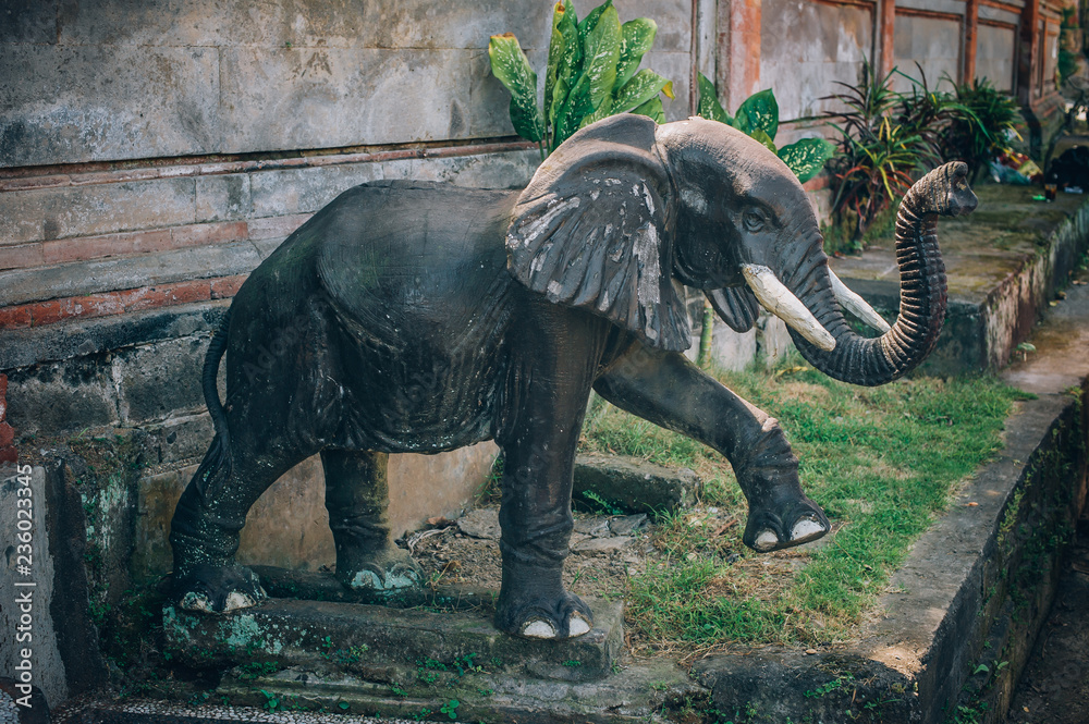 Φωτογραφία Closeup portrait of Hindu Buddhist traditional animal sculpture