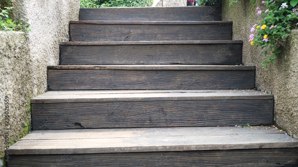 Fototapeta drewniane schody sposób na zielony ogród