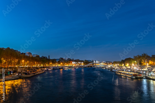 Night view of the Seine river © GuRezende