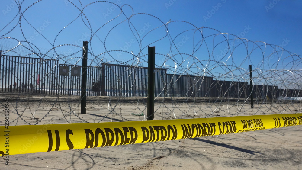 Foto Fortifications along US-Mexico border