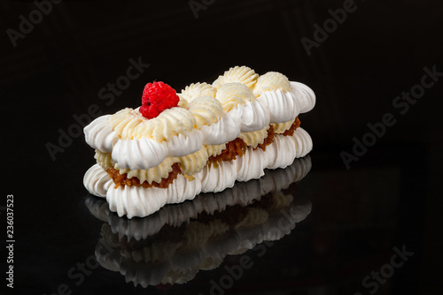 raspberry meringue cake