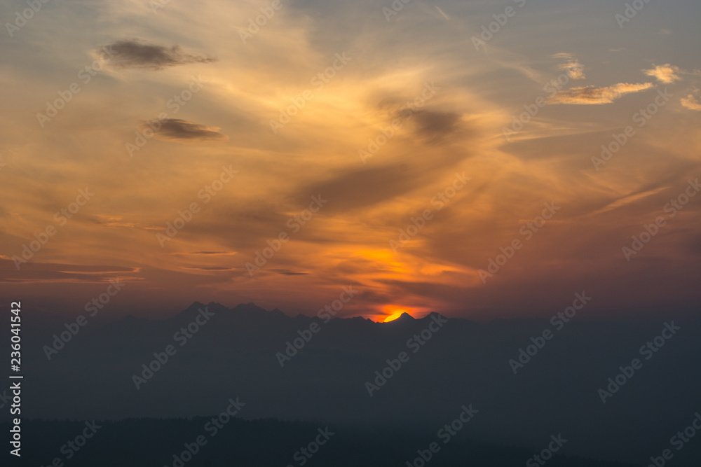 Zachód słońca nad Tatrami widoczny z Bacówki nad Wierchomlą w Beskidzie Sądeckim.