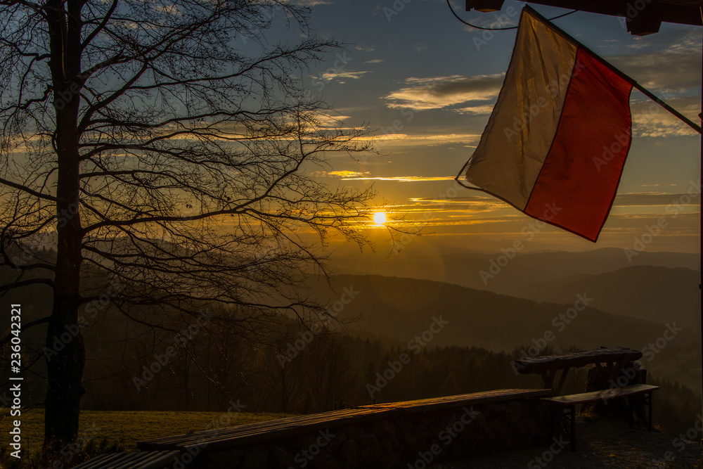 Flaga Polska przy schronisku na Wierchomli ,Beskid Sądecki w rocznicę 100 lecia odzyskania niepodległości..