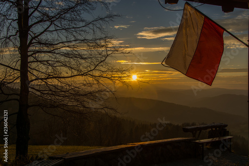 Obraz na płótnie Flaga Polska przy schronisku na Wierchomli ,Beskid Sądecki w rocznicę 100 lecia odzyskania niepodległości.. w salonie