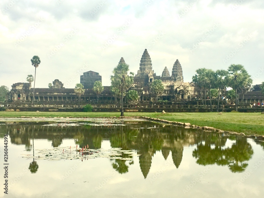 Obraz premium Angkor Wat with reflection in green