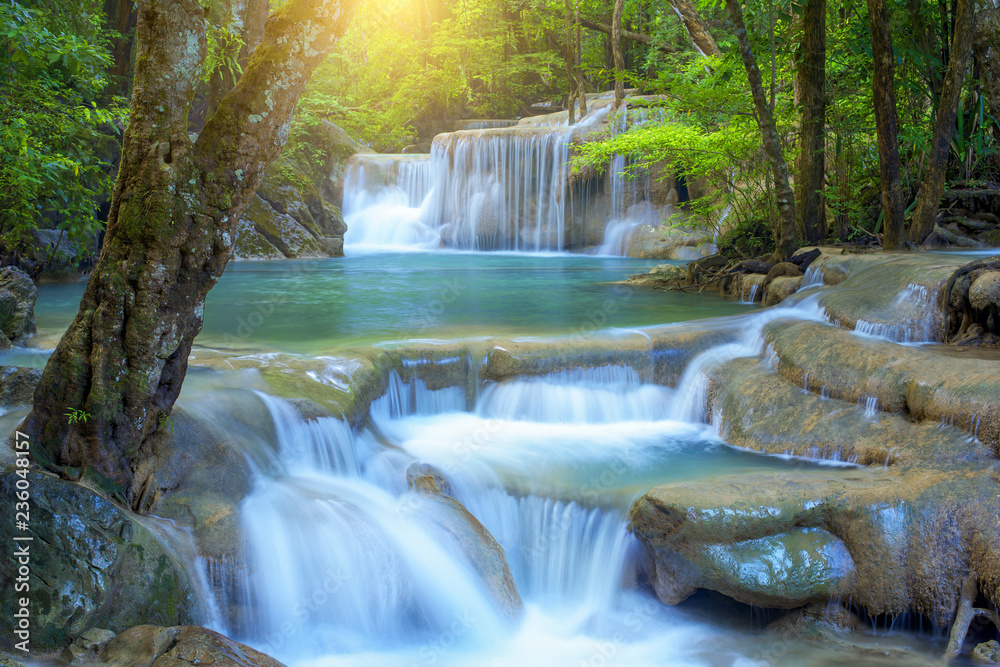 Fototapeta premium Piękny wodospad w lesie deszczowym w Parku Narodowym w Tajlandii