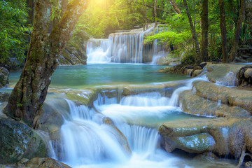 Tuinposter Watervallen Verborgen waterval tropisch regenwoud Thailand  © yotrakbutda