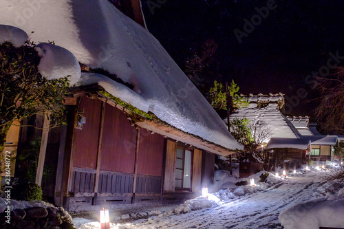 雪の茅葺屋根