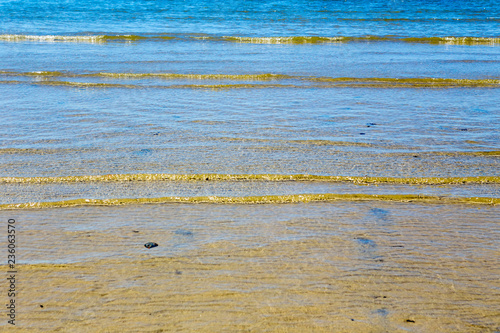 Foto Small waves on a tropical Northern Queensland beach in Australia