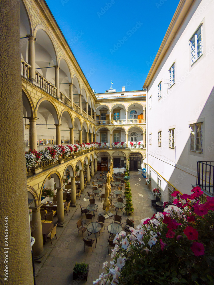 Obraz premium View of Italian courtyard loggia arcade of the Korniakt palace (kamienica Królewska) on old town in the center of Lvov