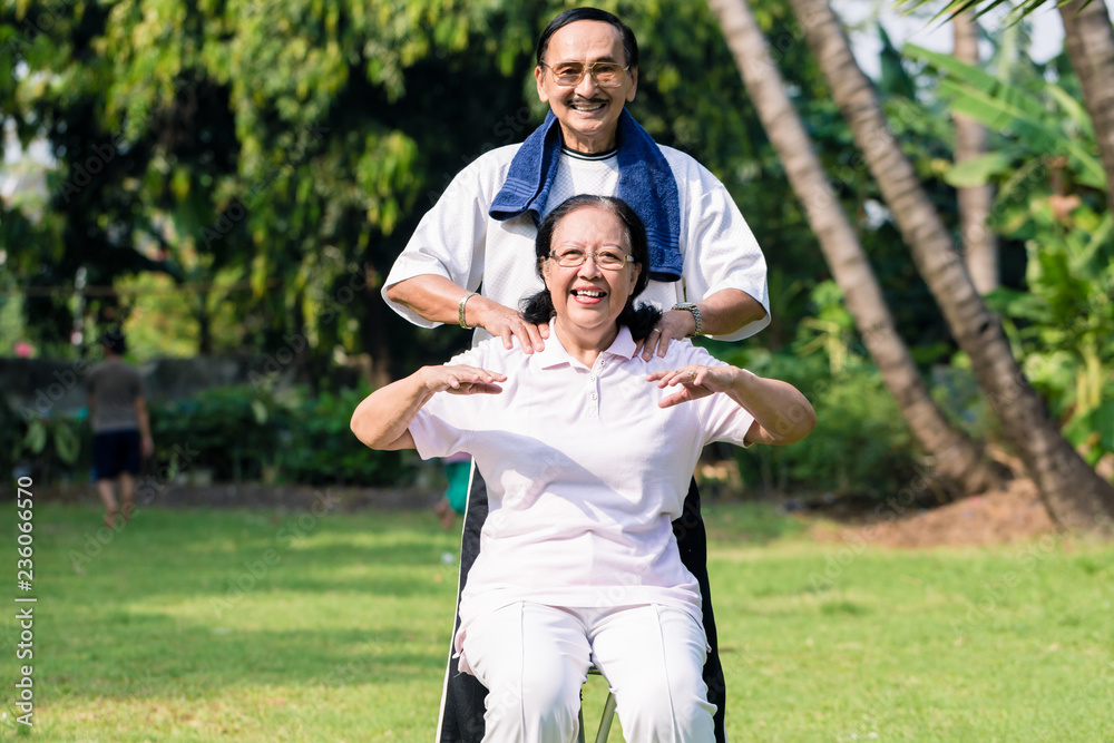 Obraz premium Happy senior couple doing exercise in the park