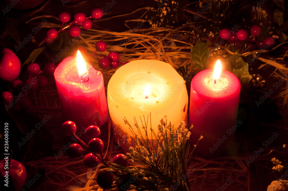 Candele natalizie. Luce soffusa delle candele natalizie con decorazioni ed  ornamenti sullo sfondo. Atmosfera di Natale. Stock Photo