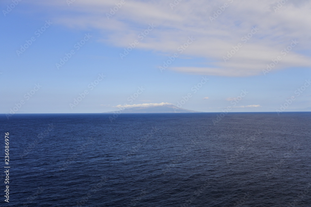 2018年11月　御蔵島　御蔵島から見た三宅島