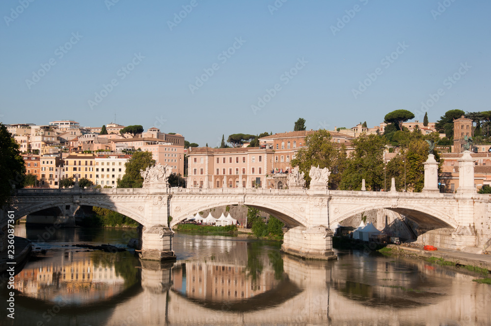 Vista panoramica sul ponte del fiume Tevere in centro storico di Roma con riflessi sull'acqua