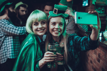 Fotobehang Kroeg Vrienden maken selfie op Saint Patrick  © Vadym Huzhva