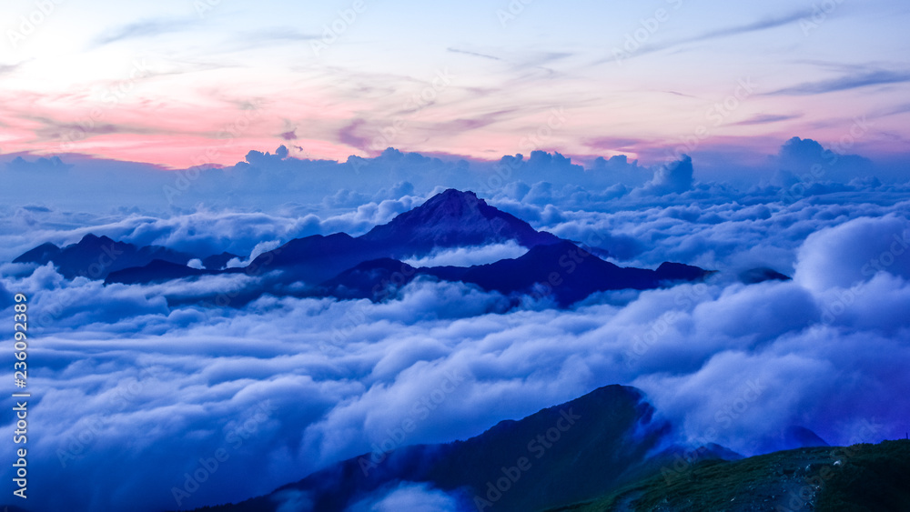 日本、南アルプス、北岳から見た風景、甲斐駒ヶ岳の夕日と雲海