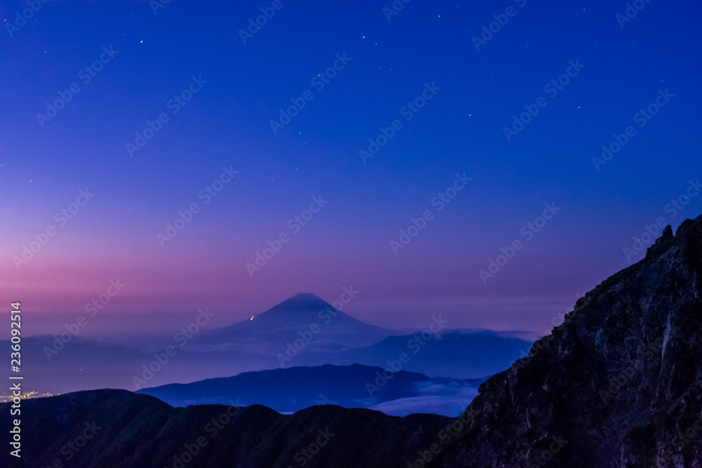 Fototapeta 日本、南アルプス、北岳から見た夜明け前の富士山